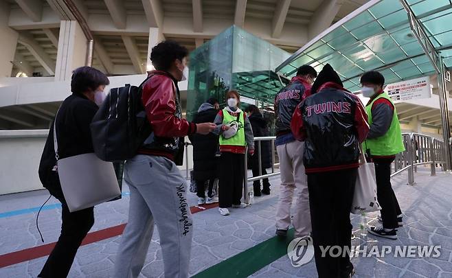 '직관' 가능해진 프로야구 (서울=연합뉴스) 황광모 기자 = 서울을 포함한 수도권 지역에서도 백신 접종 완료자에 한해 스포츠 경기 관람이 가능해진 뒤 첫 프로야구 경기가 열린 19일 오후 서울 송파구 잠실야구장에서 야구팬들이 2021 프로야구 키움과 LG와의 경기 관람을 위해 출입 등록을 하고 있다. 이날부터 사회적 거리두기 4단계 지역인 수도권에서도 정부가 지난주 발표한 방역지침 조정안에 따라 코로나19 백신 2차 접종 뒤 14일이 지난 시민들은 야구와 농구 등 스포츠 직접 관람이 가능하게 됐다. 2021.10.19 hkmpooh@yna.co.kr