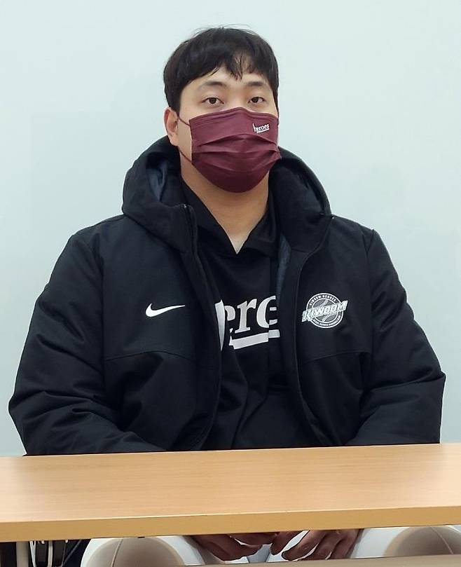 키움 조상우 (서울=연합뉴스) 신창용 기자 = 19일 오후 서울 잠실구장에서 열린 프로야구 키움 히어로즈와 LG 트윈스의 경기. 7회말부터 등판해 1⅔이닝 퍼펙트 피칭으로 키움의 5-4 승리에 힘을 보탠 조상우가 경기 후 인터뷰를 하고 있다. 2021.10.19