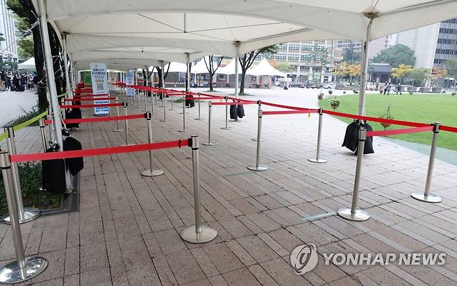 한산한 코로나19 선별검사소 (서울=연합뉴스) 김인철 기자 = 19일 서울시청 앞 광장에 마련된 신종 코로나바이러스 감염증(코로나19) 임시선별검사소가 다소 한산한 모습을 보이고 있다. 2021.10.19 yatoya@yna.co.kr