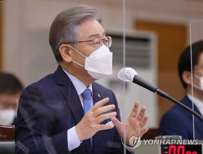 답변하는 이재명 경기지사 더불어민주당 대선 후보인 이재명 경기도지사가 지난 10월 18일 경기도 수원시 경기도청에서 열린 국회 행정안전위원회의 경기도에 대한 국정감사에서 질의에 답변하고 있다. [연합뉴스 자료사진]