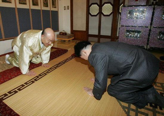 2007년 1월 2일 당시 한나라당 원희룡(오른쪽)의원이 전두환씨의 집을 찾아 세배를 했다 (사진=연합뉴스)