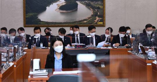 이성희 농업협동조합중앙회 회장(왼쪽부터), 송철희 한국마사회 직무대행, 박영범 농림축산식품부 차관, 김현수 농림축산식품부 장관, 허태웅 농촌진흥청장, 최병암 산림청장 등이 20일 서울 여의도 국회에서 열린 농림축산신품해양수산위원회 국정감사에 참석해 있다. (사진=연합뉴스)