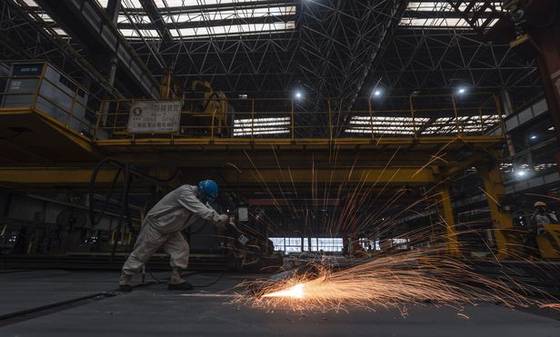 2021년 9월 14일 중국 장쑤성 난퉁시 소재 난퉁코스코 가와사키조선(NACKS)에서 안전모를 쓴 근로자가 작업하고 있다.〈사진=EPA 연합뉴스〉