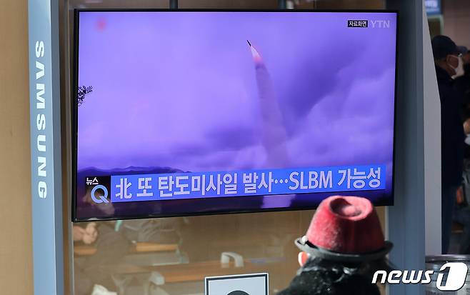 19일 서울역에서 시민들이 대형 TV를 통해 북한 미사일 발사 관련 뉴스를 시청하고 있다. 2021.10.19/뉴스1 © News1 박세연 기자