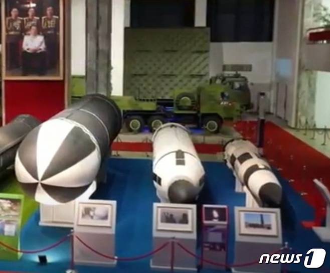 북한이 지난 11일 개막한 국방발전전람회 ''자위-2021''에서 공개한 잠수함발사탄도미사일(SLBM). 오른쪽이 19일 시험발사한 것과 같은 기종으로 추정되는 신형 SLBM이다. 왼쪽은 '북극성-5형'(추정), 가운데는 '북극성-1형' (조선중앙TV 캡처) © 뉴스1