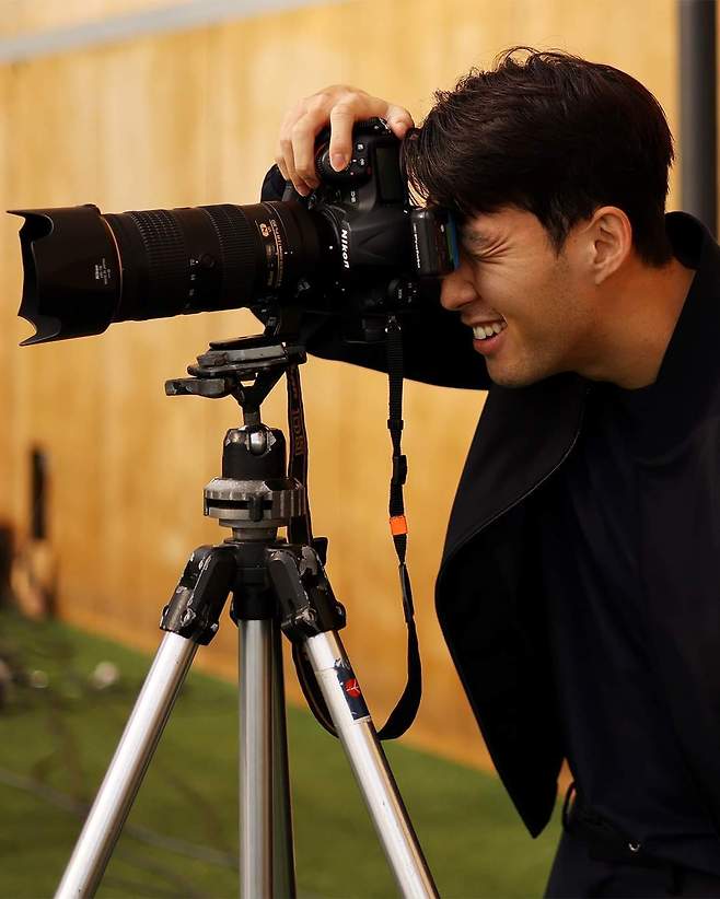 팀 프로필 사진 촬영을 하는 손흥민. (토트넘 구단 SNS) © 뉴스1