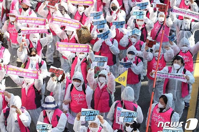 10.20 총파업에 돌입한 민주노총 조합원들이 20일 서울 서대문사거리로 행진하고 있다. 2021.10.20/뉴스1 © News1 신웅수 기자