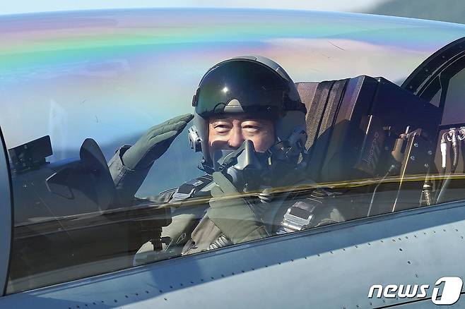 문재인 대통령이 20일 경기도 성남시 서울공항에서 열린 2021 서울 국제 항공우주 및 방위산업 전시회(ADEX) 개막 기념행사에 국산 경공격기 FA-50을 타고 도착하고 있다. 문 대통령이 탑승한 FA50은 수원 공군기지를 출발해 천안 독립기념관과 서울 현충원, 용산 전쟁기념관 상공을 비행해 서울공항에 도착했다. 2021.10.20/뉴스1 © News1 이광호 기자