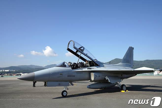 문재인 대통령이 20일 경기도 성남시 서울공항에서 열린 2021 서울 국제 항공우주 및 방위산업 전시회(ADEX) 개막 기념행사에 국산 경공격기 FA-50을 타고 도착하고 있다. 문 대통령이 탑승한 FA50은 수원 공군기지를 출발해 천안 독립기념관과 서울 현충원, 용산 전쟁기념관 상공을 비행해 서울공항에 도착했다. 2021.10.20/뉴스1 © News1 이광호 기자