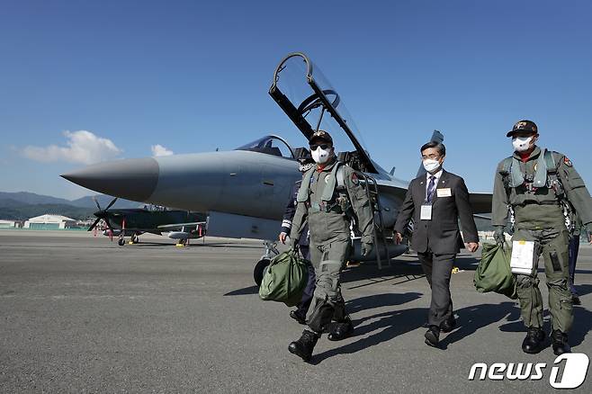 문재인 대통령이 20일 경기도 성남시 서울공항에서 열린 2021 서울 국제 항공우주 및 방위산업 전시회(ADEX) 개막 기념행사에 국산 경공격기 FA-50을 타고 도착해 행사장으로 이동하고 있다. 문 대통령이 탑승한 FA50은 수원 공군기지를 출발해 천안 독립기념관과 서울 현충원, 용산 전쟁기념관 상공을 비행해 서울공항에 도착했다. 2021.10.20/뉴스1 © News1 이광호 기자