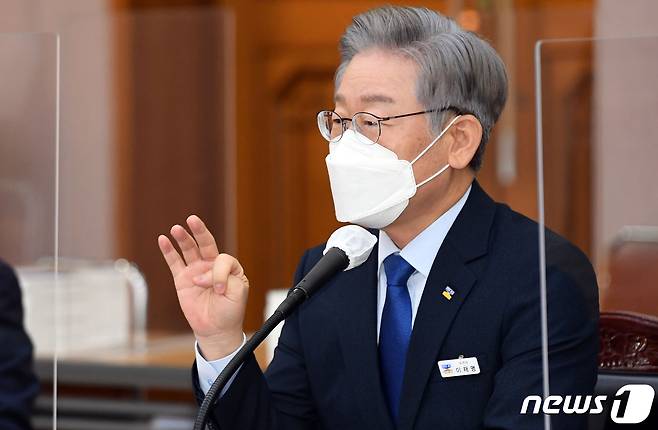 이재명 경기도지사는 20일 "국민의힘 당의 선배들이 대장동 공공개발을 막아 LH를 포기시키고 성남시를 강압하고, 민간개발을 강요해 결국 개발이익 일부가 민간에 가게 한 점에 대해 국민들에게 사과드려야 한다"고 밝혔다./뉴스1 © News1 국회사진취재단
