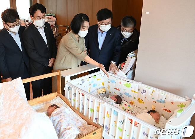 오수원·홍은미 부부와 염태영 수원시장이 지난달 세쌍둥로 태어난 하늬·하랑·하율이를 바라보고 있다. © 뉴스1