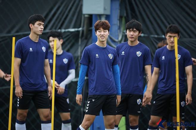 훈련 중인 울산 현대 선수단(한국프로축구연맹 제공)© 뉴스1