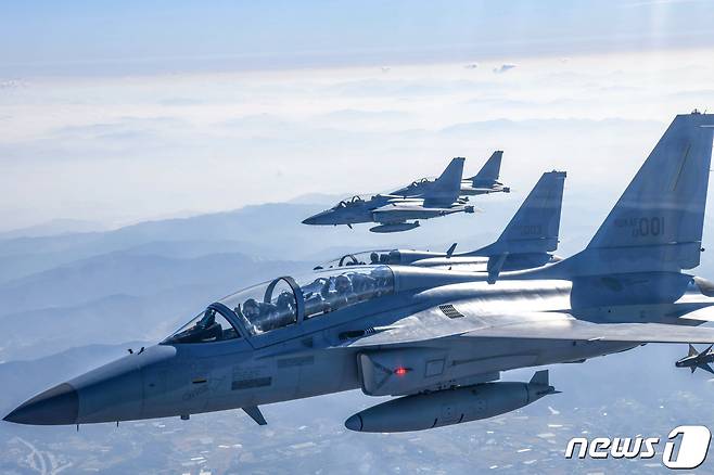 문재인 대통령이 20일 경기도 성남시 서울공항에서 열린 2021 서울 국제 항공우주 및 방위산업 전시회(ADEX) 개막 기념행사에 참석하기 앞서 국산 경공격기 FA-50에 탑승해 영공을 비행하고 있다. 문 대통령이 탑승한 FA-50은 수원 공군기지를 출발해 천안 독립기념관과 서울 현충원, 용산 전쟁기념관 상공을 비행해 서울공항에 도착했다.(국방부 제공) 2021.10.20/뉴스1
