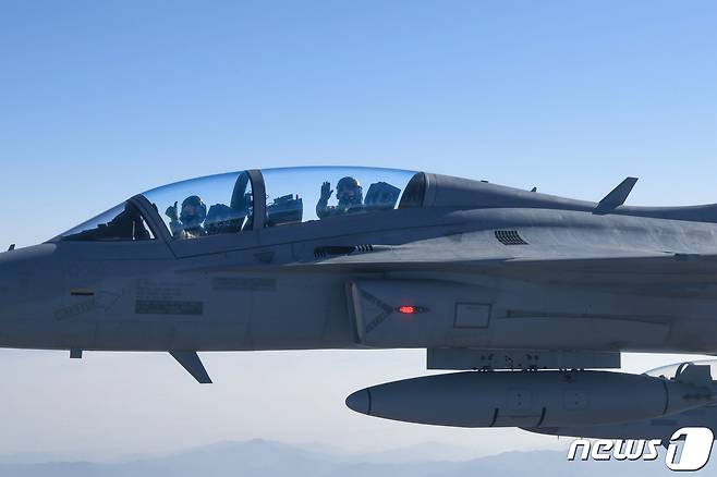 문재인 대통령이 20일 경기도 성남시 서울공항에서 열린 2021 서울 국제 항공우주 및 방위산업 전시회(ADEX) 개막 기념행사에 참석하기 앞서 국산 경공격기 FA-50에 탑승해 영공을 비행하고 있다. 문 대통령이 탑승한 FA-50은 수원 공군기지를 출발해 천안 독립기념관과 서울 현충원, 용산 전쟁기념관 상공을 비행해 서울공항에 도착했다.(국방부 제공) 2021.10.20/뉴스1