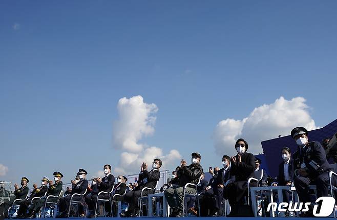 문재인 대통령과 김정숙 여사가 20일 경기도 성남시 서울공항에서 열린 2021 서울 국제 항공우주 및 방위산업 전시회(ADEX) 개막 기념행사에 참석해 공군 특수비행팀 블랙이글스의 국산 고등훈련기 T-50편대의 축하비행을 보며 박수치고 있다. 2021.10.20/뉴스1 © News1 이광호 기자