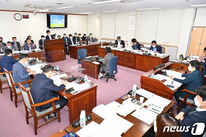 제주도의회 환경도시위원회(위원장 강성의)가 20일 제399회 임시회 회의를 열고 제주도 상하수도본부와 도시건설국 등을 상대로 행정사무감사를 하고 있다.(제주도의회 제공)2021.10.20/뉴스1© 뉴스1