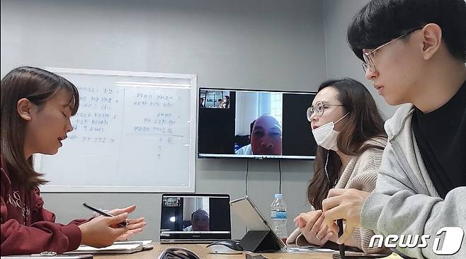 화상회의를 통한 베트남 바이어 응대 모습.(울산대 제공)© 뉴스1