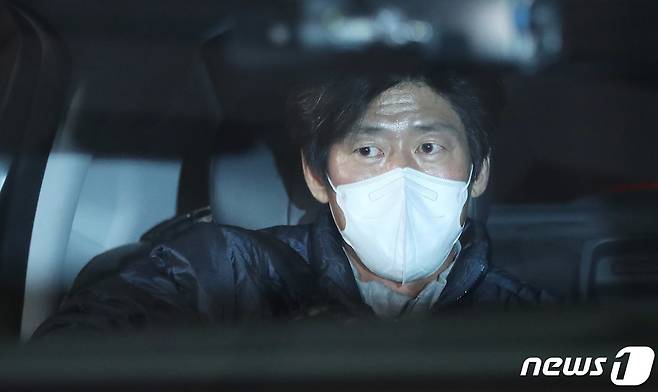 대장동 특혜 의혹의 핵심인물 중 한 명인 남욱 변호사가 20일 밤 서울중앙지검에서 조사를 받은 뒤 귀가하고 있다. 2021.10.20/뉴스1 © News1 박정호 기자