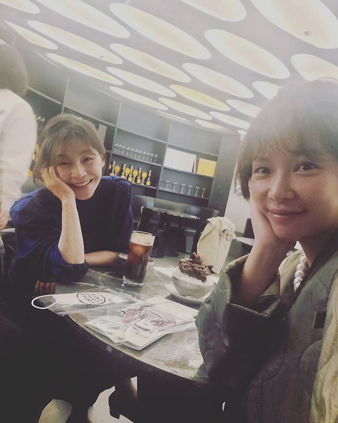 Actor Hwang Jung-eum enjoyed dating her senior Gil Hae-yeon.Hwang Jung-eum posted a picture on his 20th day with an article entitled Date with Hae Yeon Sam in his instagram.Hwang Jung-eum and Gil Hae-yeon in the photo are staring at the camera with one hand side by side and making a bright smile.Second, Hwang Jung-eum, whose face is plump after pregnancy, and Gil Hae-yeon, who has an elegant atmosphere, create a warm atmosphere like a real mother and daughter.Hwang Jung-eum and Gil Hae-yeon have been breathing in KBS 2TV drama Secret which was broadcast in 2013.Meanwhile, Hwang Jung-eum married Lee Young-don, a steel company representative from a professional golfer in 2016, and has a son.The two men filed a divorce settlement application in September last year, four years after their marriage, and they were saddened by the news of the breakup.However, Hwang Jung-eum and Lee Young-don sealed and reunited the conflict in the process of divorce mediation. Recently, they received a lot of congratulations by announcing the second pregnancy news.