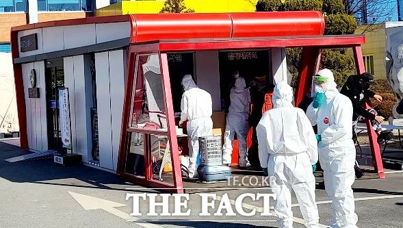 코로나19 방역요원들이 검체검사를 하고있다./영주=이민 기자