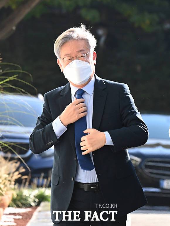 더불어민주당 대선 후보인 이재명 경기도 지사가 20일 오전 국회 국토교통위원회의 경기도에 대한 국정감사를 앞두고 경기도 수원 경기도청으로 출근하고 있다./국회사진취재단