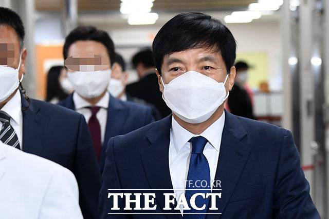 김학의 전 법무부 차관 불법 출국금지 사건 수사에 외압을 행사한 혐의로 기소된 이성윤 서울고검장이 20일 오전 서울 서초구 서울중앙지방법원에서 열린 첫 공판에 출석하기 위해 법정으로 이동하고 있다. /남용희 기자