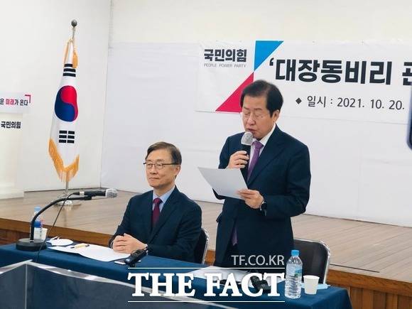 국민의힘 대선경선 후보인 홍준표 의원이 대장동비리 관련 특검을 촉구하면서 "범죄 협의자 끼리 대선이 치러지면 정권교체는 물건너 간다"고 주장했다. 20일 국민의힘 대구시당에서 특검 촉구 기자회견 하는 홍준표 후보 / 대구 = 박성원 기자