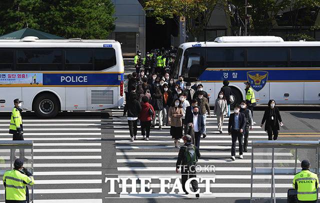 그 사이로 이동하는 시민들.