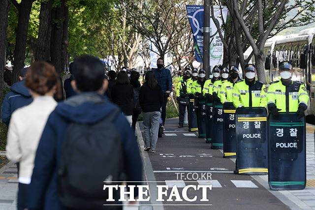 인도 곳곳에 배치된 경찰들.