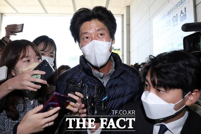 경기 성남시 대장동 개발사업 로비·특혜 의혹의 핵심 인물인 남욱 변호사가 20일 오후 서울 서초구 서울중앙지방검찰청에서 조사를 받기 위해 출석하고 있다. 2021.10.20. xconfind@newsis.com/뉴시스