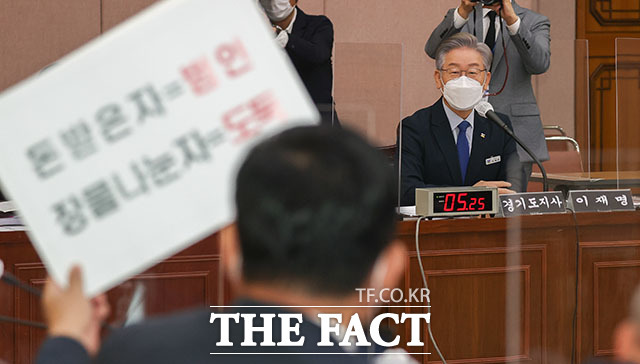 팻말 바라보며 질의 듣는 이재명 지사.