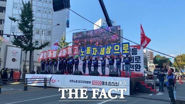 노조 측은 불평등 해소, 비정규직을 철폐해 평등사회를 외쳤다./대구=이성덕 기자