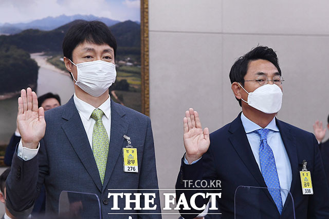 유봉석 네이버 부사장(왼쪽)과 여민수 카카오 대표이사가 20일 서울 여의도 국회에서 열린 농림축산식품해양수산위원회의 농림축산식품부 및 소관기관 종합감사에 출석해 증인 선서를 하고 있다. /국회=남윤호 기자