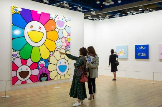 관람객들이 13~17일 서울 강남구 삼성동 코엑스에서 열린 '한국국제아트페어(키아프)'를 둘러보고 있다.(사진출처=한국화랑협회)