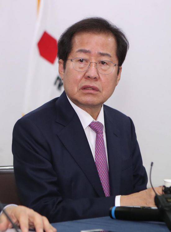 국민의힘 대선 경선 후보인 홍준표 의원이 20일 대구시당에서 열린 '대장동 비리 관련 특검 촉구' 기자회견에서 발언하고 있다. /사진=연합뉴스