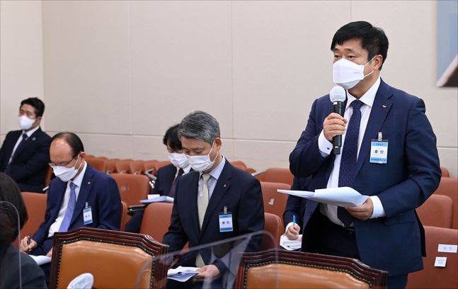 강종렬 SKT인프라 부사장이 20일 오후 서울 여의도 국회에서 열린 과학기술정보방송통신위원회의 과학기술정보통신부 등에 대한 종합감사에서 의원 질의에 답하고 있다.(공동취재사진)ⓒ데일리안 홍금표 기자