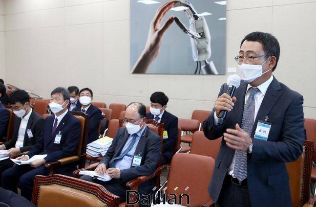 지난해 10월 8일 여의도 국회에서 열린 과학기술정보방송통신위원회의 국정감사에 증인으로 출석한 유영상 SKT MNO 사업대표가 의원의 질의에 답변하고 있다.(자료사진)ⓒ데일리안 박항구 기자