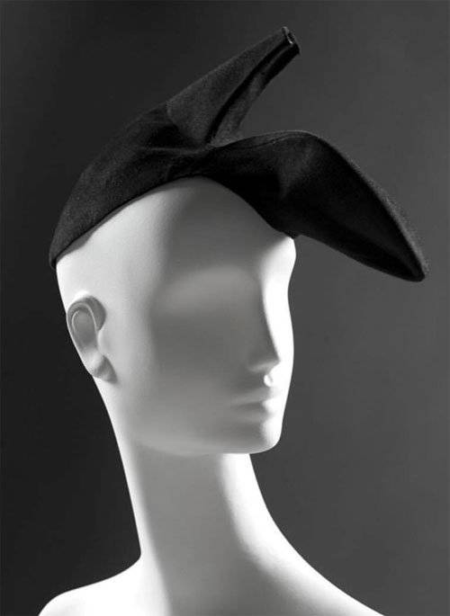 엘사 스키아파렐리와 살바도르 달리가 협업한 슈즈 해트. 사진 출처 팔레 갈리에라 의상박물관