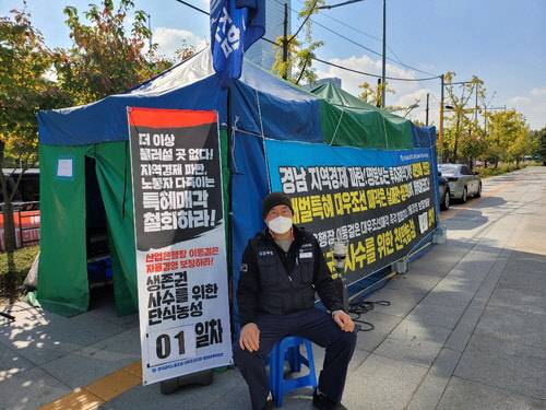 신태호 수석 부지회장이 단식투쟁을 실시ㅏ고 있는 모습. <금속노조 대우조선지회 제공>