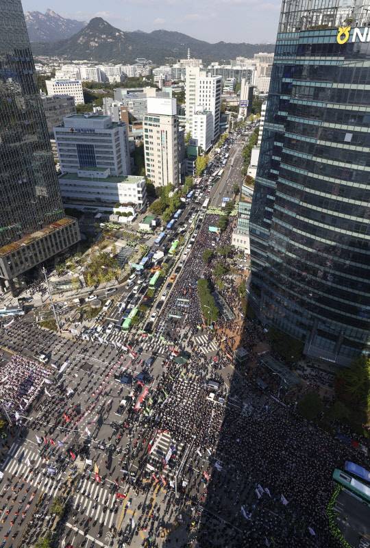 20일 10·20 민주노총 총파업에 참가한 민주노총 조합원들이 서울 서대문역 사거리에 기습 집결해 도로를 점거했다. 이들은 집회 과정에서 '5인 미만 사업장 차별 철폐·비정규직 철폐, 모든 노동자의 노조활동 권리 쟁취' 등을 주장했다. 연합뉴스.