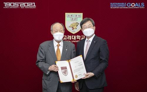 천신일(왼쪽) 우리옛돌문화재단 이사장과 정진택 고려대 총장.   [고려대 제공]