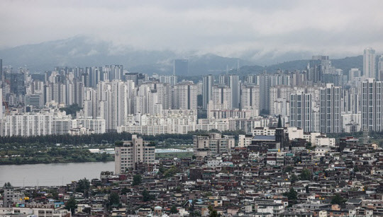 서울 남산에서 바라본 서울 용산구와 서초구 일대 아파트 전경. <연합뉴스>