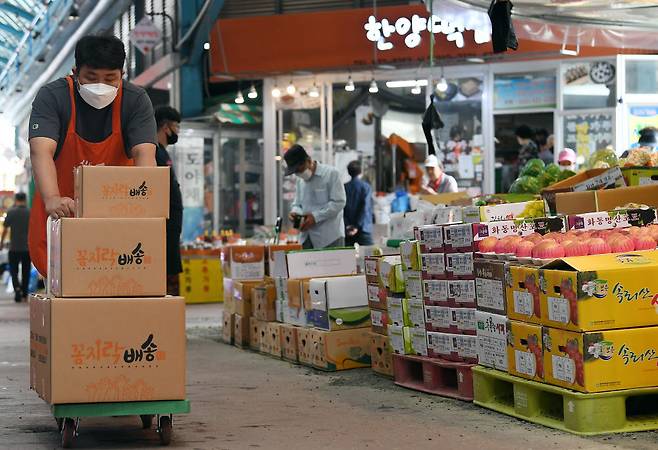 상인이 소비자에게 배송할 상품을 나르고 있다. 이동근기자 foto@etnews.com
