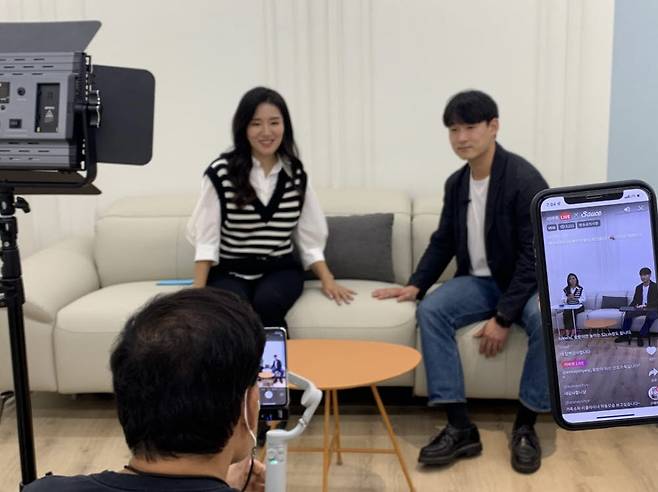 용인시 수지구에 위치한 리바트 LIVE 전용 스튜디오에서 전문 쇼호스트와 리바트 직원이 몰리세 소파 신제품 라이브 방송을 진행 중이다.