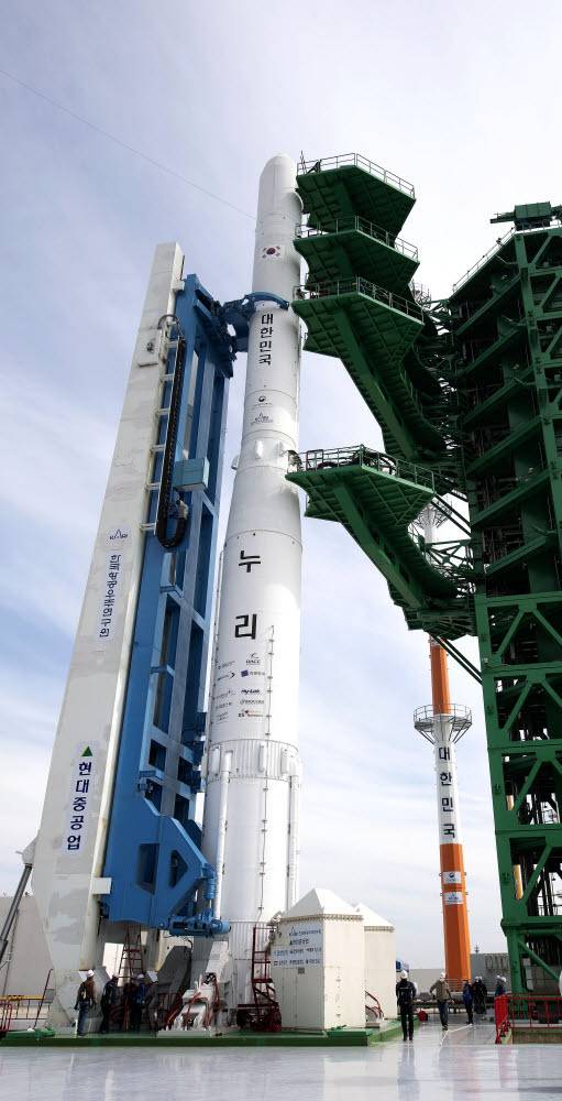 순수 국내 기술로 설계·제작된 한국형 발사체 누리호(KSLV-II)가 발사예정일 하루 전인 20일 전남 고흥군 나로우주센터 제2발사대에 기립됐다. 2010년부터 12년간 준비한 무게 200t, 길이 47.2m의 누리호는 21일 오후 4시경 발사될 예정이다. <한국항공우주연구원 제공>