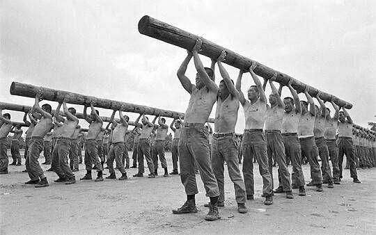 전두환 정권의 대표적 인권침해 사건으로 꼽히는 삼청교육대의 인권유린 현장. <한겨레> 자료사진