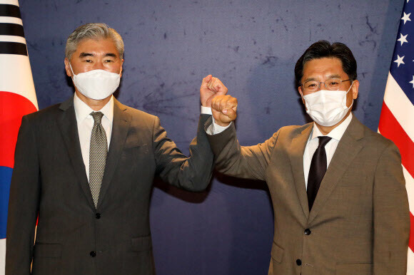 Top envoys for the North Korean nuclear issue, Noh Kyu-duk of South Korea (right) and Sung Kim of the US (left), pose for a photo ahead of bilateral talks in Seoul on Aug. 23. (Yonhap News)