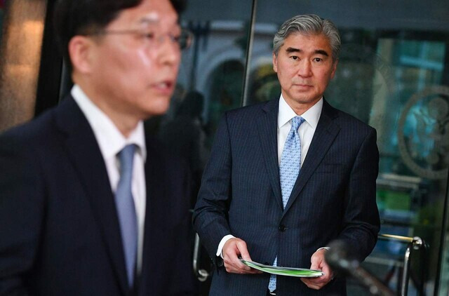 Top envoys for the North Korean nuclear issue, Noh Kyu-duk of South Korea (left) and Sung Kim of the US (right), answer questions from the press on Monday in Washington. (AFP/Yonhap News)