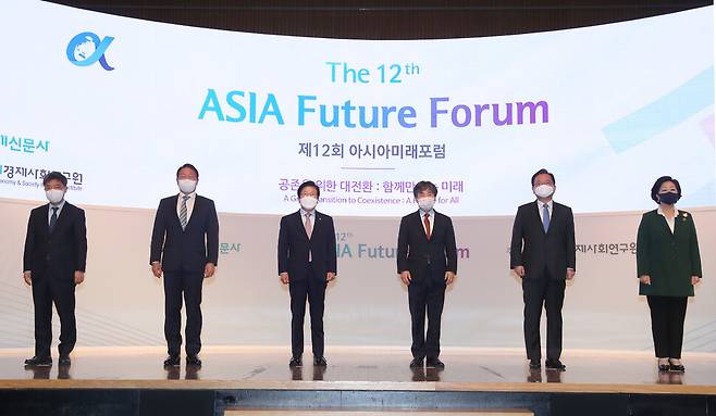 20일 서울 중구 대한상공회의소에서 열린 ‘2021 아시아미래포럼’에서 주요 참석자들이 기념사진을 찍고 있다. 왼쪽부터 백기철 한겨레신문사 편집인, 최태원 대한상공회의소 회장, 박병석 국회의장, 김현대 한겨레신문사 대표이사, 김부겸 국무총리, 김은미 이화여자대학교 총장.강창광 선임기자 chang@hani.co.kr